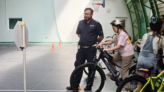 Policjant i rowerzystka podczas egzaminu na kartę rowerową.