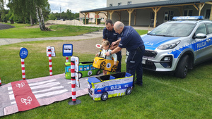 Policjanci i dzieci podczas pikniku.