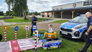 Policjanci i dzieci podczas pikniku.