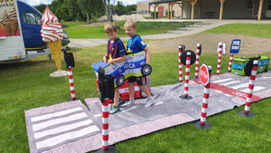 Policjanci i dzieci podczas pikniku.