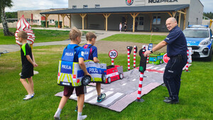 Policjanci i dzieci podczas pikniku.