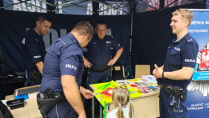 Policjanci i dzieci podczas pikniku.