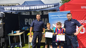 Policjanci i dzieci podczas pikniku.