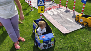 Policjanci i dzieci podczas pikniku.