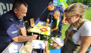 Policjanci i dzieci podczas pikniku.