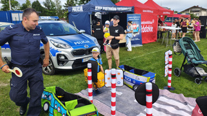 Policjanci i dzieci podczas pikniku.
