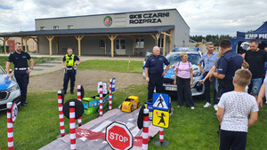 Policjanci i dzieci podczas pikniku.
