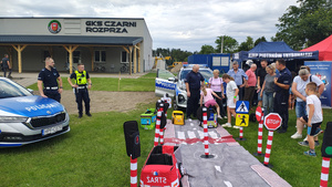 Policjanci i dzieci podczas pikniku.
