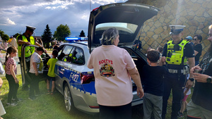 Policjanci oraz uczestnicy podczas pikniku.