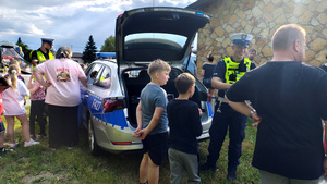 Policjanci oraz uczestnicy podczas pikniku.