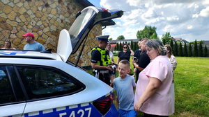 Policjanci oraz uczestnicy podczas pikniku.