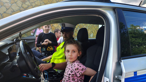 Policjanci oraz uczestnicy podczas pikniku.