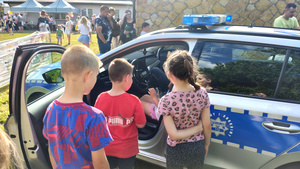 Policjanci oraz uczestnicy podczas pikniku.