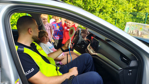 Policjanci oraz uczestnicy podczas pikniku.