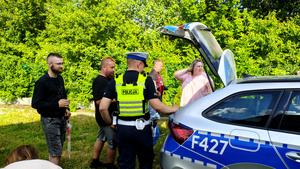 Policjanci oraz uczestnicy podczas pikniku.