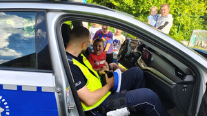 Policjanci oraz uczestnicy podczas pikniku.