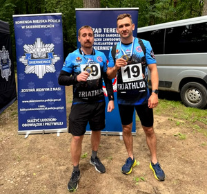 Policjanci podczas triathlonu.
