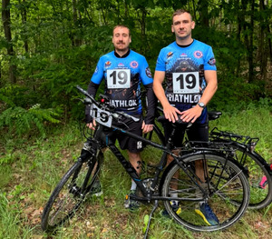 Policjanci podczas triathlonu.