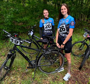Policjantki podczas triathlonu.