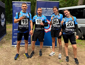 Policjantki oraz policjanci podczas triathlonu.