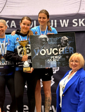 Policjantki na podium podczas triathlonu.