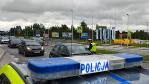 Policjanci podczas działań na drodze.