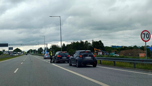 Policjanci podczas działań na drodze.