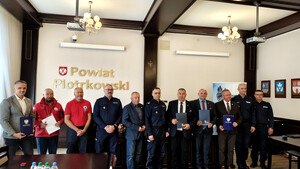 Zgromadzone osoby podczas podpisywania porozumienia.