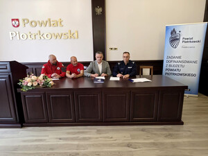 Zgromadzone osoby podczas podpisywania porozumienia.