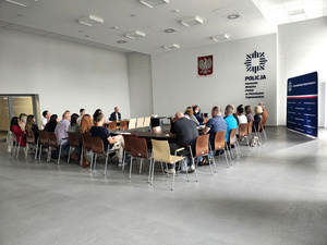 Grupa osób uczestnicząca w szkoleniu.
