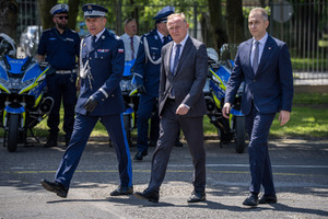 Policjant drogówki odbiera puchar.