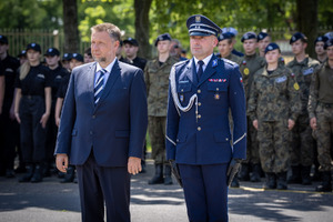 Policjant drogówki odbiera puchar.
