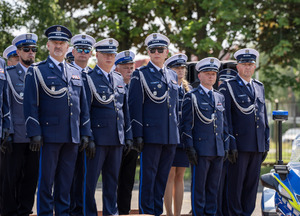 Policjant drogówki odbiera puchar.