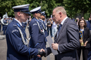Policjant drogówki odbiera puchar.