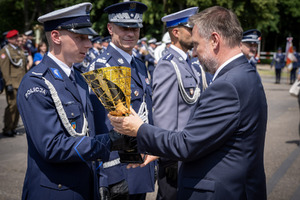 Policjant drogówki odbiera puchar.
