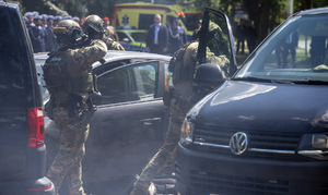 Policjant drogówki odbiera puchar.