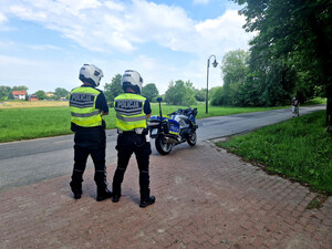 Policjanci na pikniku w OSP.
