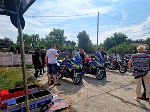 Policjanci na pikniku w OSP.