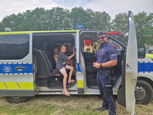 Policjanci na pikniku w OSP.