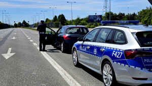 Policjanci podczas kontroli.