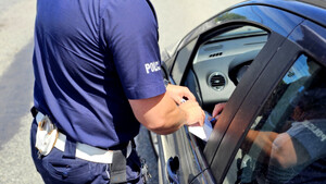 Policjanci podczas kontroli.