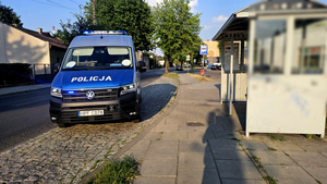 Radiowóz przy przystanku.