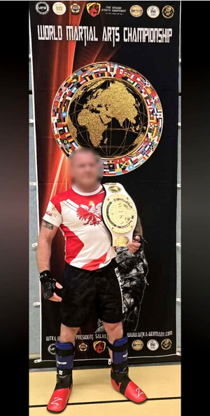 Funkcjonariusz po zdobyciu mistrzostwa świata w kickboxingu.