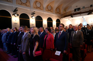 Zgromadzeni goście oraz funkcjonariusze.