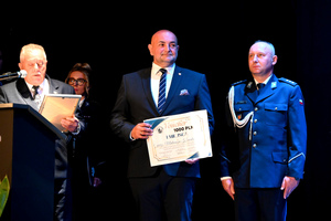 Samorządowcy i policjant.