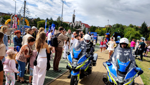 Mieszkańcy oraz wystawcy podczas pikniku.