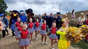 Mieszkańcy oraz wystawcy podczas pikniku.