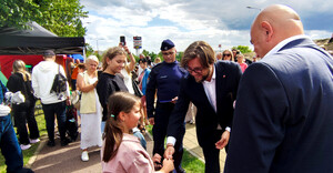 Mieszkańcy oraz wystawcy podczas pikniku.