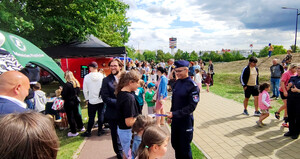 Mieszkańcy oraz wystawcy podczas pikniku.