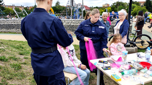 Mieszkańcy oraz wystawcy podczas pikniku.